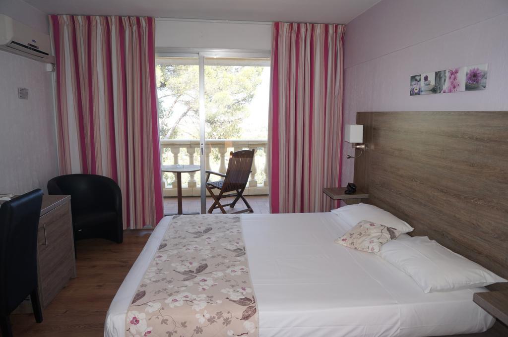 Logis Hotel Le Col De L'Ange Draguignan Eksteriør billede